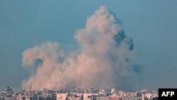 ဂါဇာကမ်းခြေဒေသတောင်ပိုင်း ရာဖာမြို့မှာ အစ္စရေးတို့ ဗုံးကြဲတိုက်ခိုက်မှုကြောင့် မြင်နေရတဲ့ မီးခိုးလုံး။ (ဖေဖေါ်ဝါရီ ၂၅၊ ၂၀၂၄/AFP)