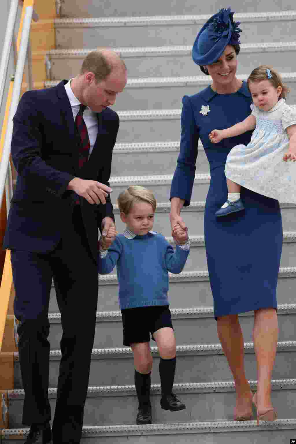 Duke dan Duchess of Cambridge, anak-anak mereka Pangeran George dan Putri Charlotte, tiba di bandar udara internasional Victoria, British Columbia, Kanada (24/9).