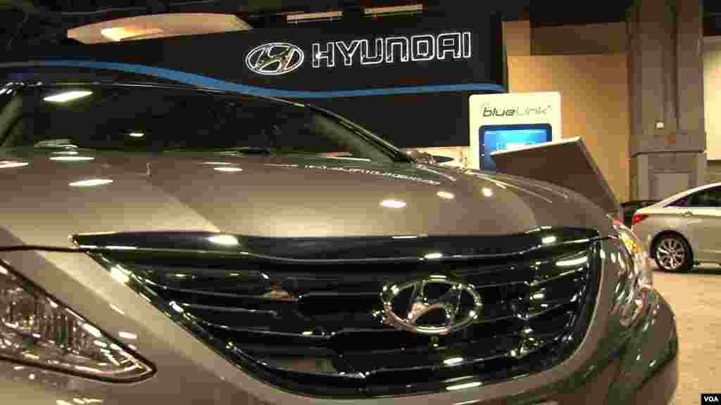 Un nuevo modelo de Hyundai bajo las luces del llamado Washington Auto Show 2013.