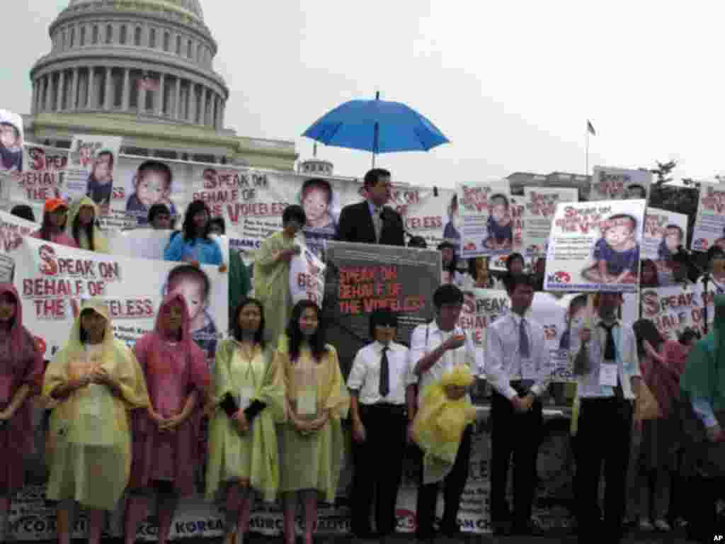비바람이 부는 가운데 14일 미국 의사장 앞 잔디광장에서 열린 RALLY. 연설하는 브라운백 상원의원