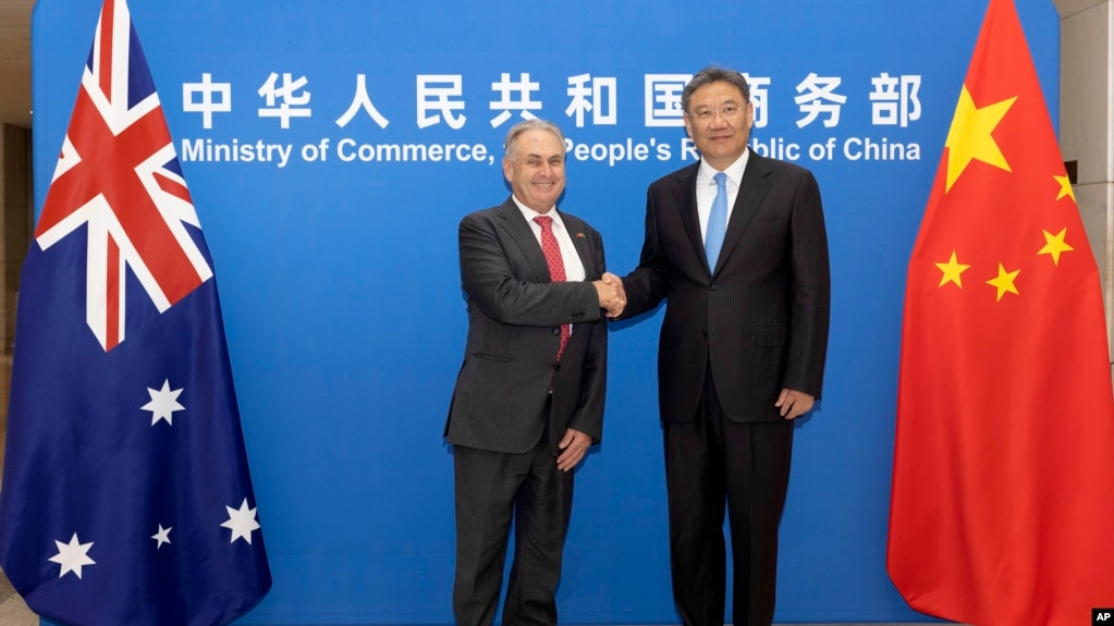 2023年5月12日(星期五)，澳大利亚贸易和旅游部长唐·法雷尔和中国商务部部长王文涛在北京出席会议期间合影留影。（美联社）(photo:VOA)