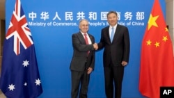 资料照：中国商务部部长王文涛与澳大利亚贸易和旅游部长唐·法雷尔 (Don Farrell) 在北京举行会谈。（2023 年5月12日）