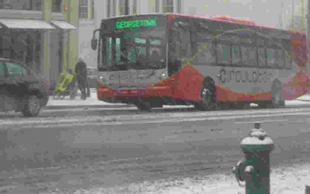 Washington se tiñe de blanco bajo una escasa capa de nieve.