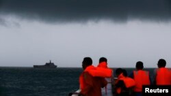 Para anggota tim penyelamatan dalam operasi pencarian pesawat AirAsia penerbangan 8501 di Laut Jawa (4/1). (Reuters/Beawiharta)