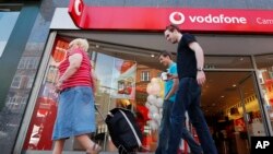 Vodafone admitió en un informe que seis países en los que opera están llevando a cabo prácticas similares a las de la NSA.