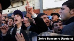 Manifestations de lycéens devant le Ministère de l'éducation à Alger pour demander que les épreuves du baccalauréat soient repoussées le 19 janvier 2012. (Archives - Reuters)