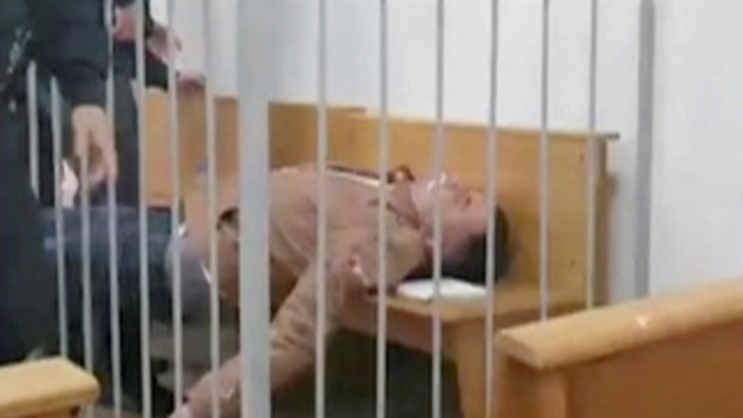 Степан Латыпов после попытки перерезать горло в зале суда, Минск, 1 июня 2021 года