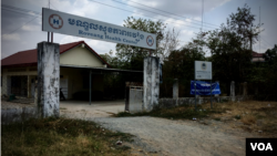 The Roveang Health Center in Takeo province’s Bati district has seen patients with flu-like symptoms but if there was no recent travel history, they were treated as the “normal flu.” (Ananth Baliga/VOA Khmer)