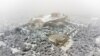 Kuil Parthenon di atas bukit Acropolis terlihat saat hujan salju lebat di kota Athena, Yunani, 24 Januari 2022. (Foto: Reuters)