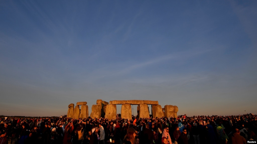 Una multitud recibe el Solsticio de Verano en el CÃ­rculo de Piedra de Stonehenge, en el suroeste de Gran BretaÃ±a, el 21 de junio de 2018. REUTERS / Toby Melville.