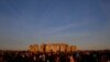 Miles celebran el solsticio de verano en Stonehenge