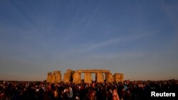 Una multitud recibe el Solsticio de Verano en el Círculo de Piedra de Stonehenge, en el suroeste de Gran Bretaña, el 21 de junio de 2018. REUTERS / Toby Melville.