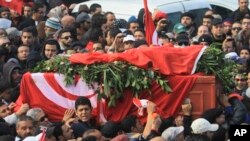 지난 6일 암살된 야권지도자 초크리 벨라이드의 관을 운구하는 튀니지 시민들