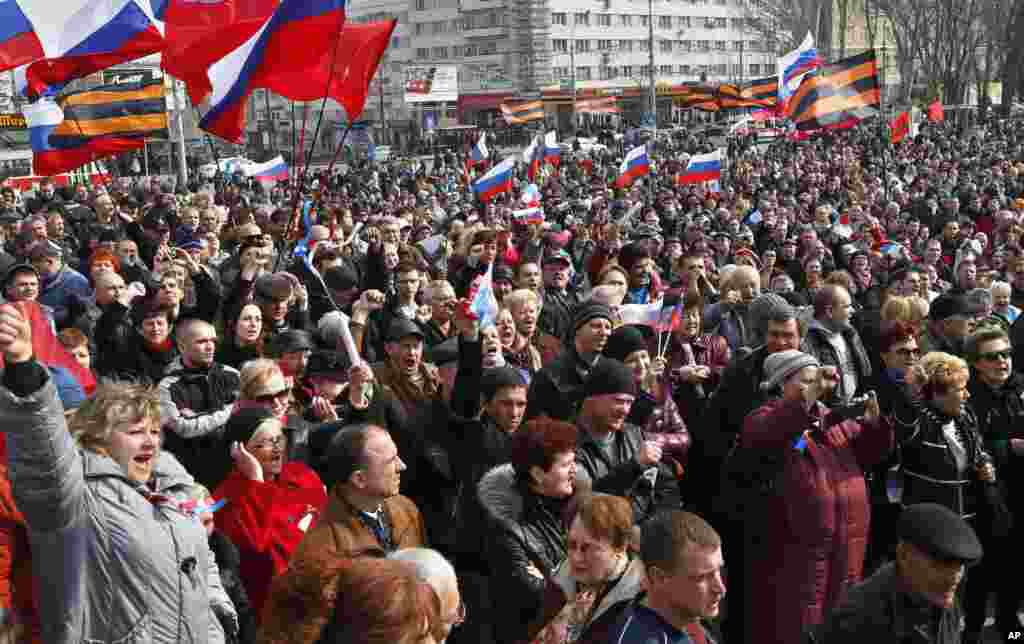 Warga meneriakkan slogan pro-Rusia di lapangan pusat di Donetsk, timur Ukraina, 15 Maret 2014.