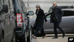 La primera ministra británica, Theresa May, llegando al 10 Downing Street en Londres, el lunes 10 de diciembre del 2018