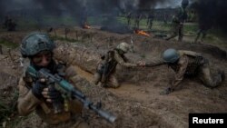 Militares ucranianos asisten a un ejercicio, en medio del ataque de Rusia a Ucrania, en la región de Chernihiv, Ucrania, 15 de mayo de 2023.