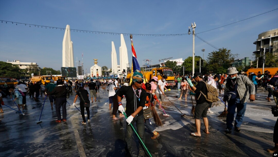 Para demonstran anti-pemerintah menyapu jalan di depan Monumen Demokrasi di Bangkok, Thailand (4/12). (AP/Vincent Thian)