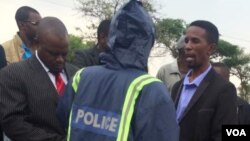 Amapholisa akhuluma loMnu. Mqondisi Moyo, umkhokheli webandla leMthwakazi Republic Party.