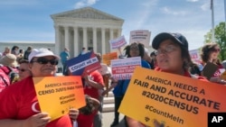 Manifestation devant la Cour suprême contre le projet de l'administration Trump de poser des questions sur la citoyenneté dans le cadre du recensement de 2020, à Washington, le 23 avril 2019.