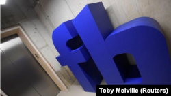 Logo Fejsbuka ispred kancelarija društvene mreže u Londonu, 4. decembar 2017. REUTERS/Toby Melville