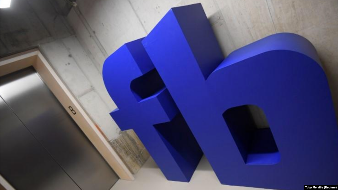 Logo Fejsbuka ispred kancelarija društvene mreže u Londonu, 4. decembar 2017. REUTERS/Toby Melville