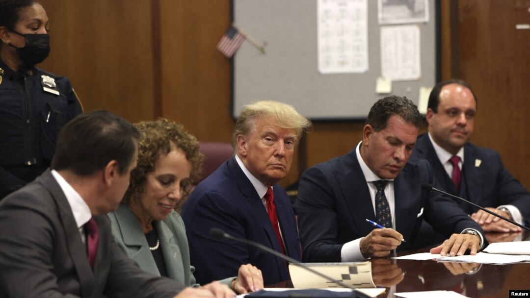 Donald Trump yitabye urukiko rwo mu mujyi wa New York. Aha ari imbere y'umucamanza