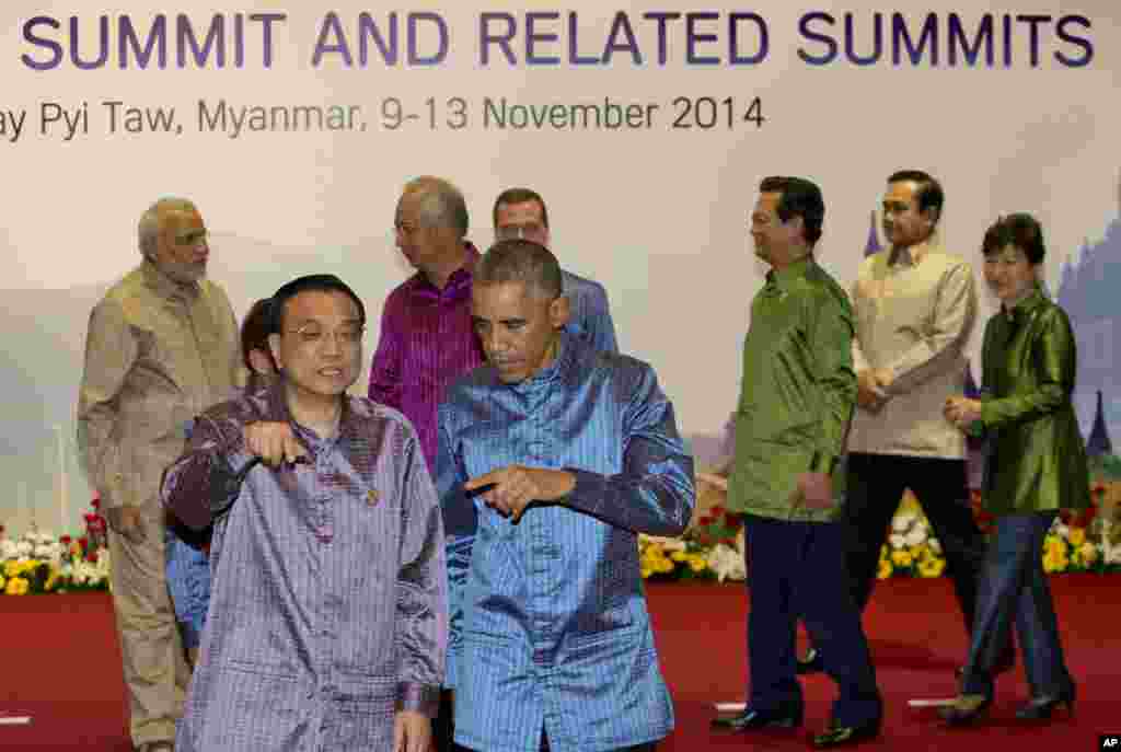 President of United States of America, Barack Obama, right foreground and Chinese Prime Minister Li Keqiang, left, talk after posing for a group photo with leaders of Association of Southeast Asian Nations summit, Nov. 12, 2014.