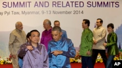 El presidente Barack Obama conversa con el premier chino, Li Kequiang, luego de posar para la foto de familia de la ASEAN.