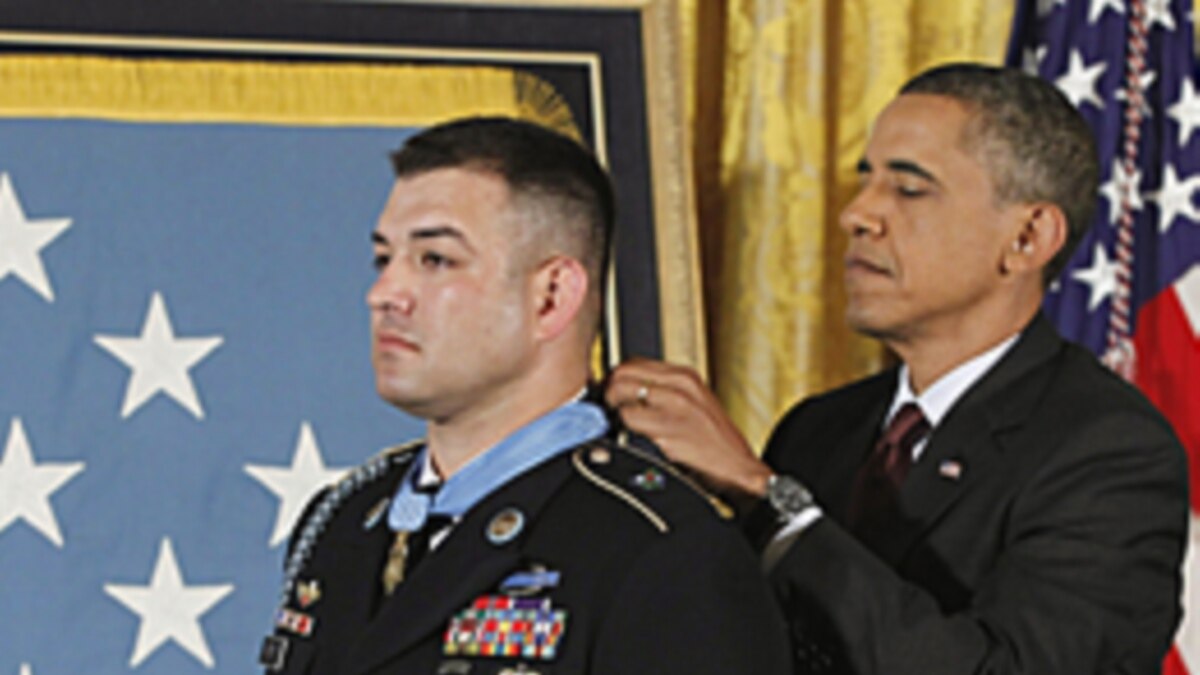 Sergeant First Class Leroy Arthur Petry, U.S. Army, shows President Barack  Obama a plaque with the names of the fallen Rangers from the 75th Regiment  on his prosthetic arm, during a meeting