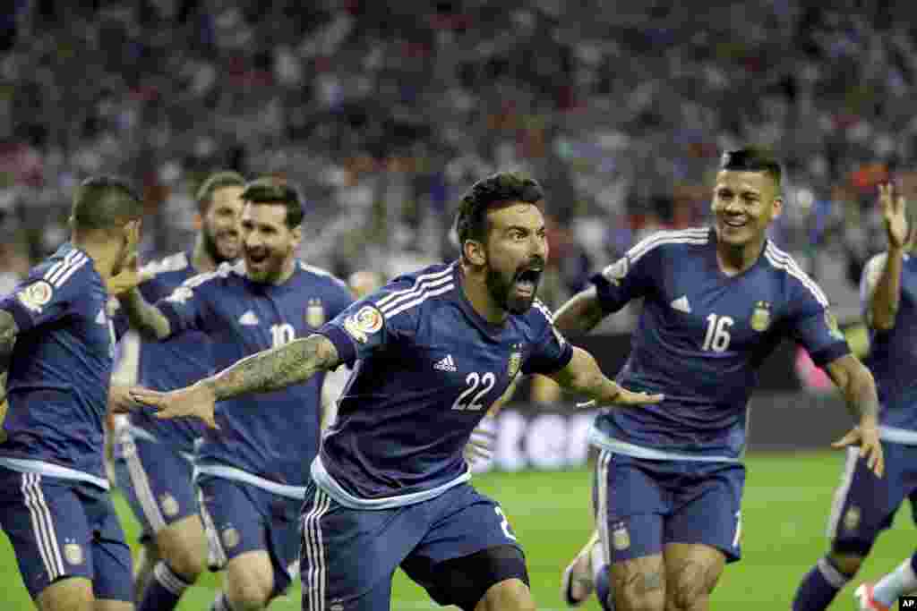 Dan wasan gaba na Argentina, Ezequiel Lavezzi (22) yana murnar kwallon da ya jefa a raga.