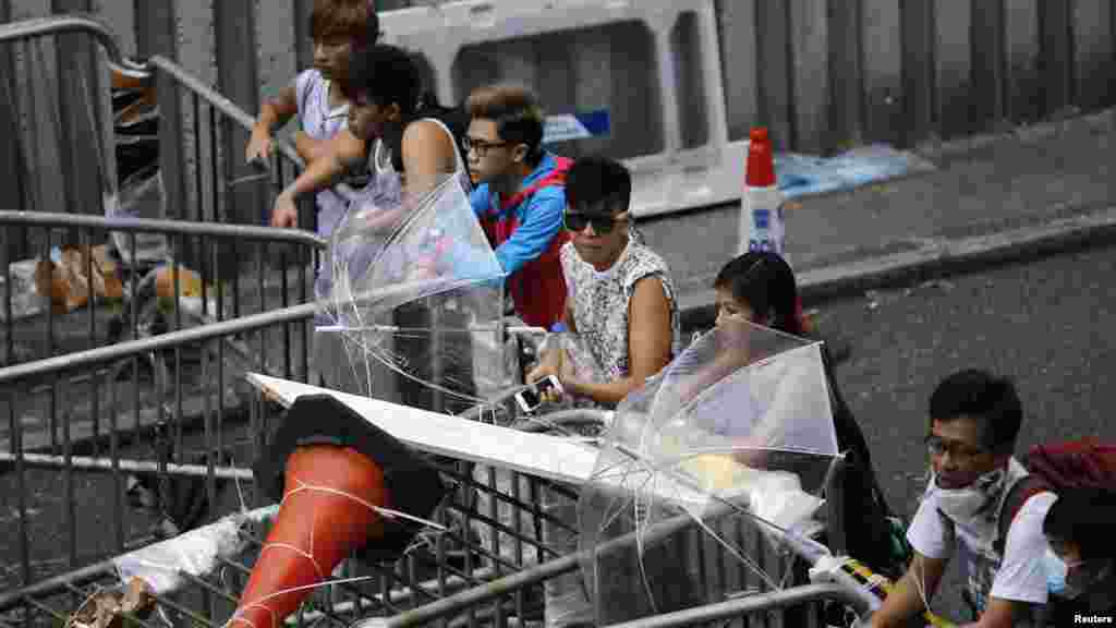 Des manifestants pro-démocratie de tiennent près d&#39;une barricade devant l&#39;immeuble du gouvenement&nbsp; à Hong Kong, le 14 octobre 2014. REUTERS/Carlos Barria 