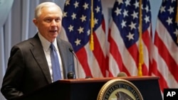 El secretario de Justicia, Jeff Sessions, advirtió a los miembros de las pandillas de todo el país que sus "redes criminales serán devastadas".