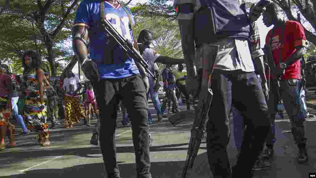 Des soldats ivoirien surveille les passants qui partent de l&#39;hôtel &laquo;Etoile du Sud&raquo; à Grand Bassam, le 13 Mars 2016. epa/LEGNAN KOULA