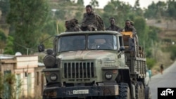 Des soldats du gouvernement éthiopien montent à l'arrière d'un camion dans la région de Tigray, dans le nord de l'Éthiopie, le 11 mai 2021.