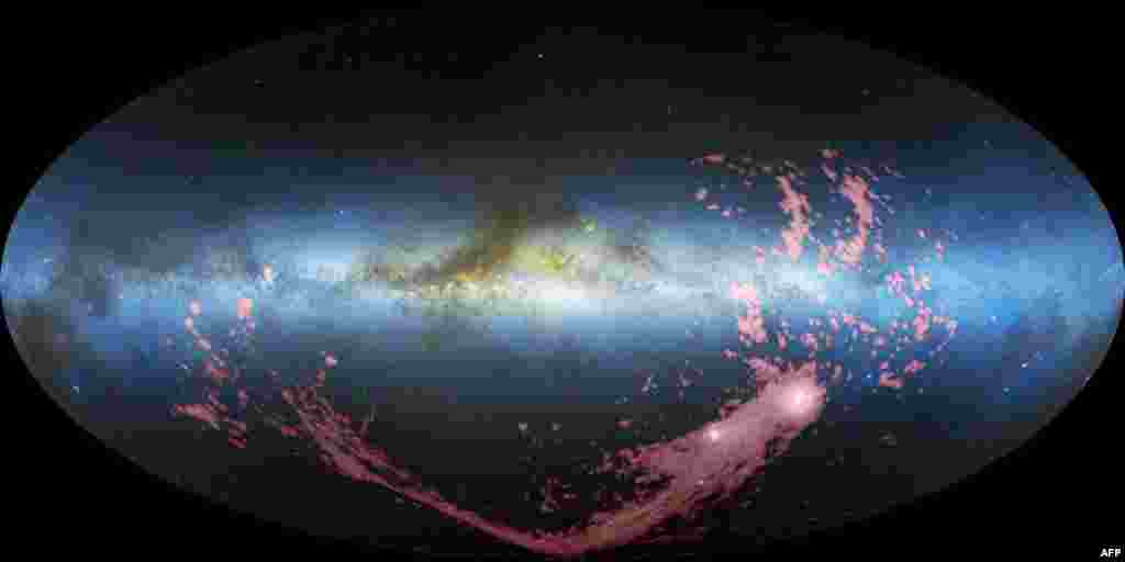 Hình ảnh của NASA cho thấy hai đám mây Magellan Lớn và Nhỏ, hai thiên hà lùn quay quanh Dải Ngân hà, ở phần đầu của dòng khí.