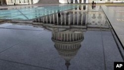 Odsjaj zgrade Kongresa posle kiše (Foto: AP/Jose Luis Magana)