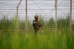 متنازع کشمیر کی سرحد پر ایک بھارتی فوجی گشت کر رہا ہے