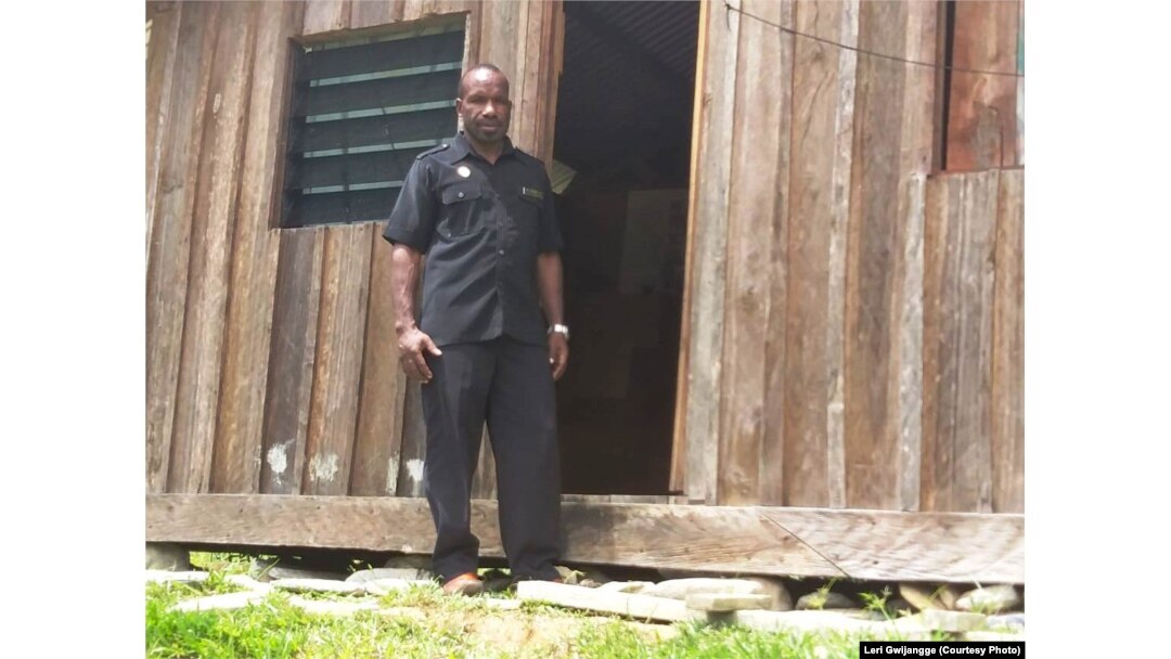 Leri Gwijangge menemukan rumah-rumah warga rusak pintunya dan ditinggal penghuninya di Mapenduma, Kabupaten Nduga, Provinsi Papua, Desember 2018. (Courtesy Photo: Leri Gwijangge)