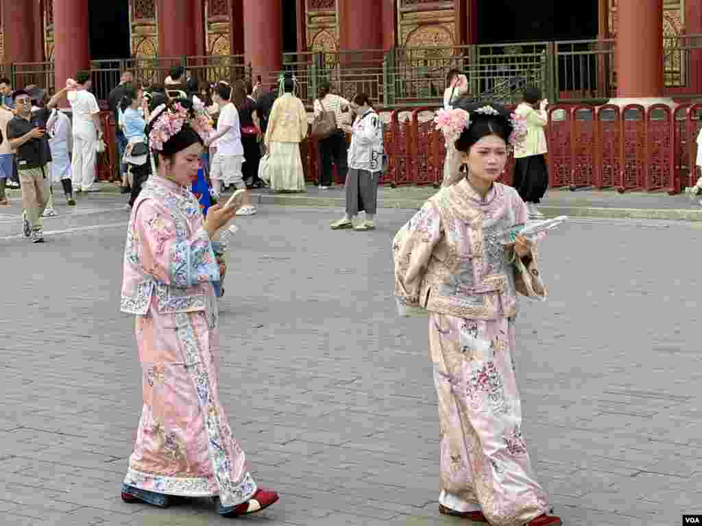 Women dressed in "Ge-ge" outfits—clothing modeled after the attire of Qing Dynasty Manchu noblewomen—visited the Forbidden City.