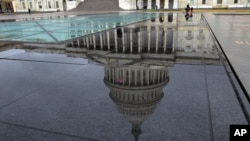 بارش کے بعد کانگریس کی عمارت کا عکس