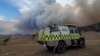 Mobil gawat darurat dari DELWP Gippland di dekat kabut asap akibat kebakaran hutan di East Gippsland, Victoria, 2 Januari 2020.