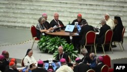 El papa Francisco (arriba, a la derecha) participa en la sesión inaugural de la XVI Asamblea General del Sínodo de los Obispos en el salón Pablo VI del Vaticano, el 4 de octubre de 2023.