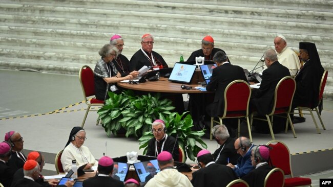 El papa Francisco (arriba, a la derecha) participa en la sesión inaugural de la XVI Asamblea General del Sínodo de los Obispos en el salón Pablo VI del Vaticano, el 4 de octubre de 2023.