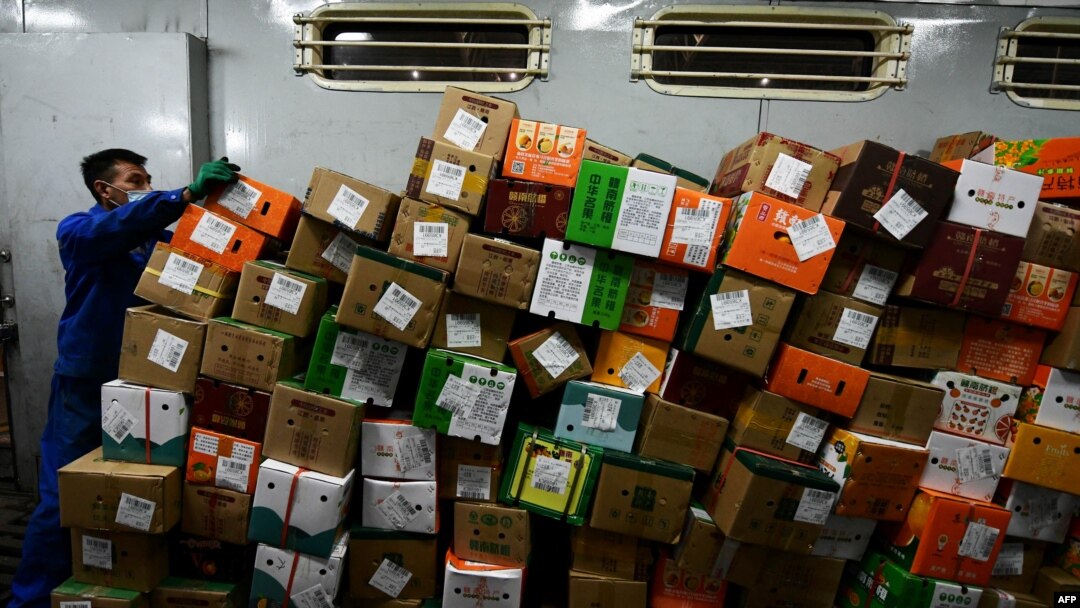 Perdagangan online China yang gencar dengan harga murah dan gratis biaya pengiriman merupakan ancaman bagi UMKM di Tanah Air. (Foto: Ilustrasi/AFP)
