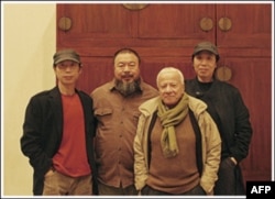 画家高强(左一)和高兟(右一)，画家艾未未(左二)，意大利策展人奥利瓦Oliva(右二)