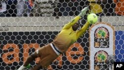 Penjaga gawang Burkina Faso, Daouda Diakite, menggagalkan tendangan penalti  Emmanuel Agyemang Badu dari tim Ghana, sehingga membawa kemenangan Burkina Faso dalam perempat final Piala Afrika di Afrika Selatan (foto: 6/2).