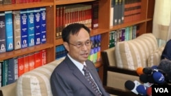 台湾外交部西亚非洲司长陈俊贤8月9日在记者会上介绍肯尼亚案最新情况(美国之音林枫拍摄 )