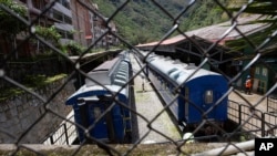 ARCHIVO - Trenes detenidos en la estación de tren de Aguas Calientes, cerca de Machu Picchu, en el departamento de Cusco de Perú, en enero de 2023. 