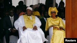 Le nouveau président de la Gambie, Adama Barrow, assiste à la parade miliaire avec sa femme lors de sa prestation de serment au Stade de l'Indépendance, à Bakau, Gambie, 18 février 2017. 