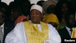 Le nouveau président de la Gambie, Adama Barrow, assiste à la parade lors de sa prestation de serment au Stade de l'Indépendance, à Bakau, Gambie, 18 février 2017. 